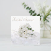 Chic White Roses Bouquet & Petals Vrijgezellenfees Kaart (Staand voorkant)