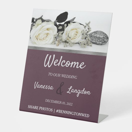 Chic White Rose's bruiloft Reclamebord Met Voetstuk (Voorkant)