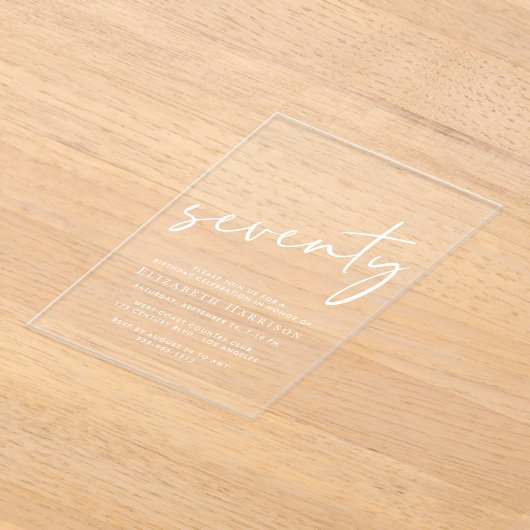 Chic White Script 70ste verjaardagsfeestje Acryl Uitnodigingen (Laagn)