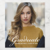 Chic White Script Overlay Modern Afstuderen foto Wijn Etiket (Enkel label)