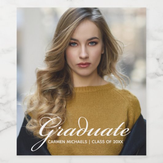 Chic White Script Overlay Modern Afstuderen foto Wijn Etiket (Enkel label)