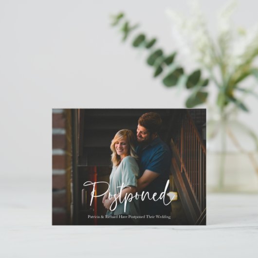 Chic White Script Wedding uitgesteld Briefkaart (Staand voorkant)