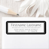 Chic White Simple Stypography Script Etiket (Insitu)