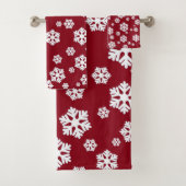 Chic White Snowflakes Nordic Pattern on Dark Red Bad Handdoek (Insitu)