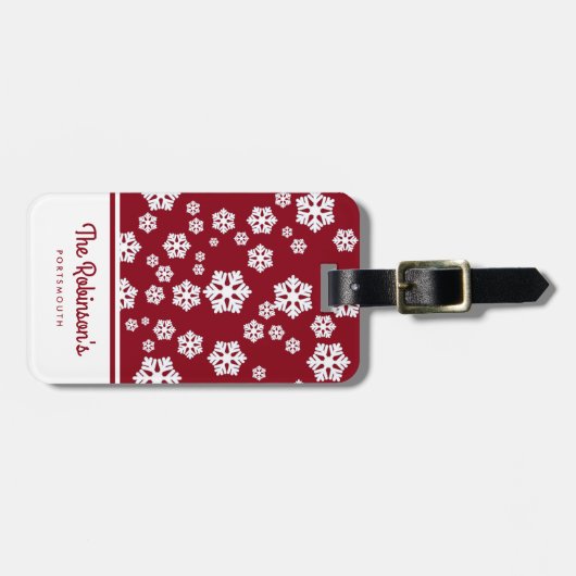 Chic White Snowflakes Nordic Pattern on Dark Red Bagagelabel (Voorkant horizontaal)