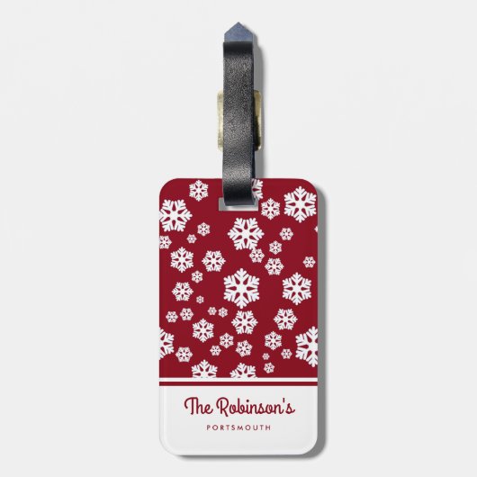 Chic White Snowflakes Nordic Pattern on Dark Red Bagagelabel (Achterkant verticaal)