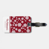 Chic White Snowflakes Nordic Pattern on Dark Red Bagagelabel (Achterkant horizontaal)