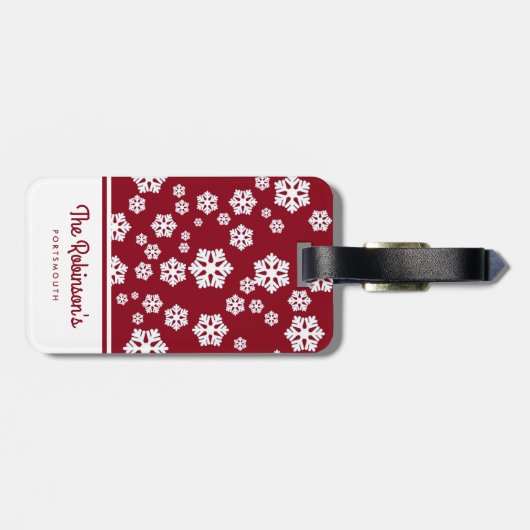 Chic White Snowflakes Nordic Pattern on Dark Red Bagagelabel (Achterkant horizontaal)