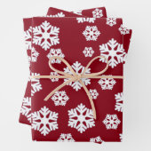 Chic White Snowflakes Nordic Pattern on Dark Red Inpakpapier Vel (In situ)