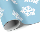 Chic White Snowflakes Nordic Pattern on Ice Blue Cadeaupapier (Rol Hoek)