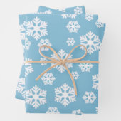Chic White Snowflakes Nordic Pattern on Ice Blue Inpakpapier Vel (In situ)