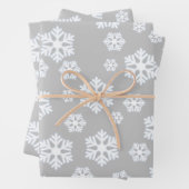 Chic White Snowflakes Nordic Pattern on Light Grey Inpakpapier Vel (In situ)