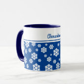 Chic White Snowflakes Nordic Pattern op Navy Blue Mok (Voorkant links)