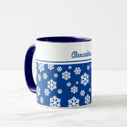 Chic White Snowflakes Nordic Pattern op Navy Blue Mok (Voorkant links)