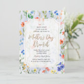 Chic Wildflower Blauwe Wijn Moederdag Brunch Kaart (Staand voorkant)