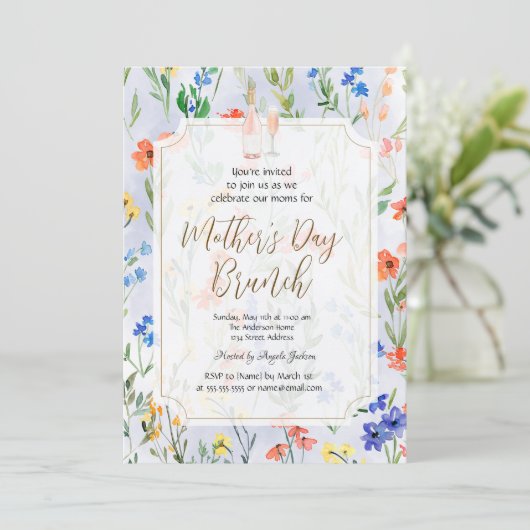 Chic Wildflower Blauwe Wijn Moederdag Brunch Kaart (Staand voorkant)