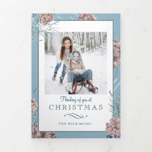Chic Winter Holiday Pine op blauwe achtergrond Drieluik Kaart