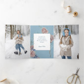 Chic Winter Holiday Pine op blauwe achtergrond Drieluik Kaart (Binnen)