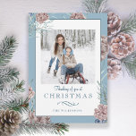 Chic Winter Holiday Pine op blauwe achtergrond Feestdagenkaart<br><div class="desc">Elegant en chic waterverf style pine cones and fir vertakkingen op stoffige blauwe achtergrond met foto- en tekstsjablonen.</div>