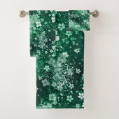 Chic Witte Groene Shamrocks & Stippen op Donkergro Bad Handdoek (Insitu)