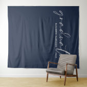 Chic witte script blauwe afstudeer achtergrond wandkleed (In Situ (horizontaal))