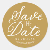 Chic Witte Script Trouw Save The Date Goud Ronde Sticker (Voorkant)
