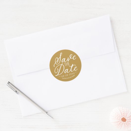 Chic Witte Script Trouw Save The Date Goud Ronde Sticker (Envelop)