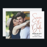 Chic Writing BEWERKBARE KLEUR Save The Date RoseGo<br><div class="desc">Moderne save the date-kaarten van Berry Berry Sweet Designs. Overeenkomstige items en andere kleuropties zijn beschikbaar op onze website WWW.BERRYBERRYSWEET.COM of op verzoek. Achtergrondkleur kan worden gewijzigd met behulp van de online aanpassingstools.

Design © Berry Berry Sweet Designs</div>