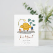 Chic Yellow Couch Living Room New Home Moving Aankondigingskaart (Staand voorkant)