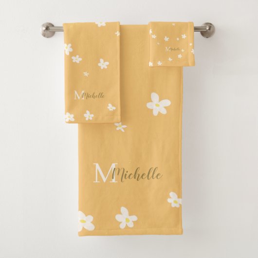 Chic Yellow Farmhouse Sweet Daisies Girly Monogram Bad Handdoek (Insitu)