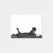 Chic Young Woman Leest een boek met naam Post-it® Notes (Voorkant)