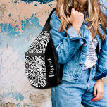 Chic Zebra Afdrukken Sling Bag<br><div class="desc">Chique zwart-wit zebrapatroon is afgedrukt op de voorkant van deze draagtas met jouw naam aan de zijkant. Creëer voor jezelf of als cadeau geven.</div>