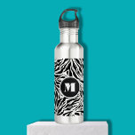 Chic Zebra Print Monogram Waterfles<br><div class="desc">Een stijlvol waterflesje bevat een patroon van zebrastrepen die zijn geaccentueerd met het tekenmonogram van uw initiaal. Creëer voor jezelf of geven als geschenk. Punten in onze winkel koppelen.</div>