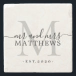 Chic Zilveren Monogram Schrift Naam Trouwdatum Stenen Onderzetter<br><div class="desc">Chique, moderne zwarte gegraveerde stenen onderzetter met de tekst meneer en mevrouw en jullie getrouwde naam en stichtingsjaar in zwarte elegante handgeschreven kalligrafie met een zilver-grijze monogram. Voeg eenvoudig jullie naam, monogram en stichtingsjaar toe. Stijlvol ontwerp en perfect luxe cadeau voor het pasgetrouwde stel. Als je hulp nodig hebt of...</div>