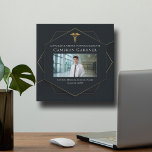Chic Zwart Goud Medische School Afstuderen Foto Imitatie Canvas Print<br><div class="desc">Deze chique medische school afstuderen partij foto faux canvas print is voorzien van een zwart en goud geometrische zeshoek ontwerp met een elegante medische caduceus boven een foto van de afstuderen. Moderne opvallende foto viering aandenken voor een nieuwe arts of verpleegkundige in 2025.</div>