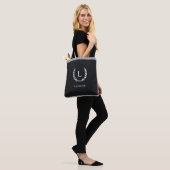 Chic Zwart & Wit Elegant Modern Monogram Initiaal Tote Bag (Op model)