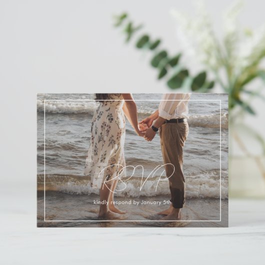 Chic Zwart-wit foto Moderne bruiloft RSVP Kaartje (Staand voorkant)