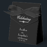 Chic Zwart & Wit Grote bruiloft Jubileum Bedankdoosjes<br><div class="desc">Elegante chique script Classy zwart en wit groot formaat bruiloft Jubileum gunstboxen met gepersonaliseerde namen. Klik op deze sjabloon personaliseren om het aan te passen met een willekeurig aantal jaren dat u de Wedding Jubileum voorkeursdozen nodig hebt om te shows, de namen van de bruid en bruidegom, en de huwelijksdatum...</div>