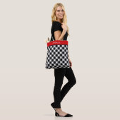 Chic zwart wit schaakpatroon en rode band tote bag (Op model)
