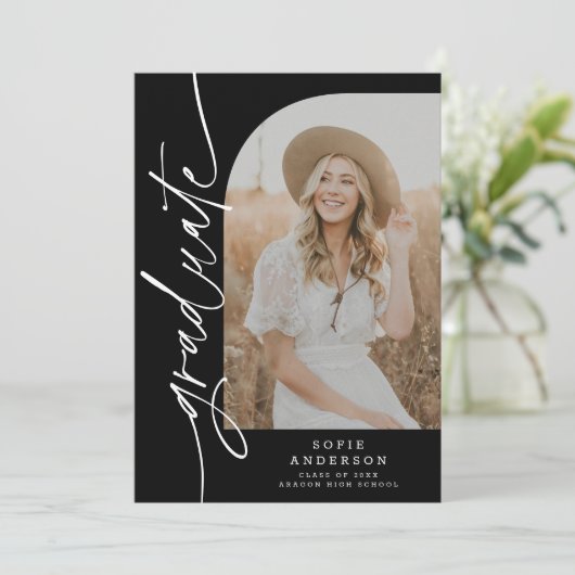 Chic Zwart & Wit Script Arch Afstuderen Foto Aankondiging (Staand voorkant)