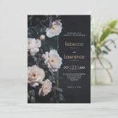 Chic zwart witte bloemen bruiloft uitnodiging (Staand voorkant)