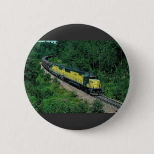 Chicago and Northwestern EMD No. 8028 with ore tra Ronde Button 5,7 Cm