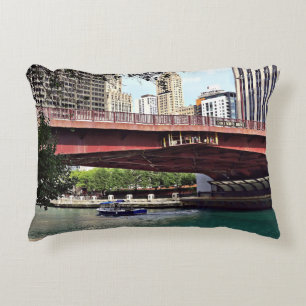 Chicago IL - Water Taxi onder Columbus Dr Bridge Accent Kussen