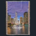 Chicago Illinois City bij nacht Deken<br><div class="desc">Chicago Illinois City 's nachts Deze prachtige windy stad is jouw thuis John Hancock Center Chicago River</div>