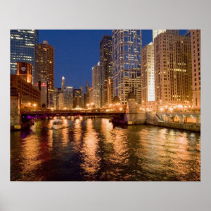 Chicago, Illinois, Silhouet en Chicago River om 2 Poster