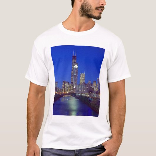 Chicago, Illinois, Skyline 's nachts met Chicago T-shirt (Voorkant)
