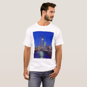 Chicago, Illinois, Skyline 's nachts met Chicago T-shirt (Voorkant volledig)