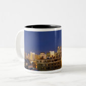 Chicago, Illinois, skyline shot van West Loop Tweekleurige Koffiemok (Voorkant links)