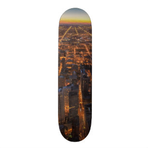 Chicago in de stad bij zonsondergang persoonlijk skateboard