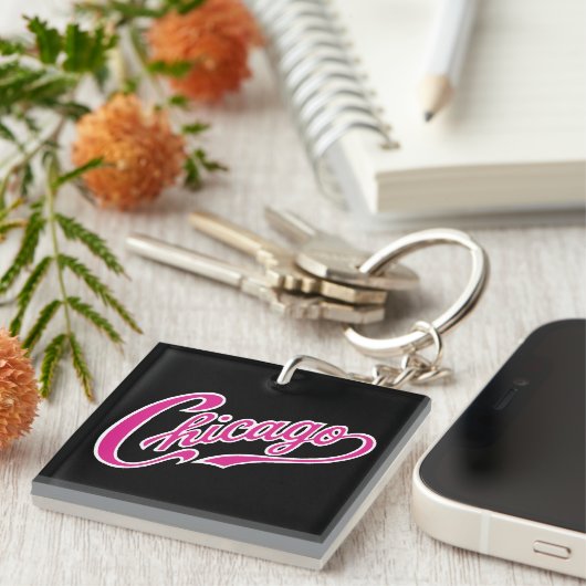 Chicago Tekst in Roze Script BLK Sleutelhanger (Voorkant Rechts)